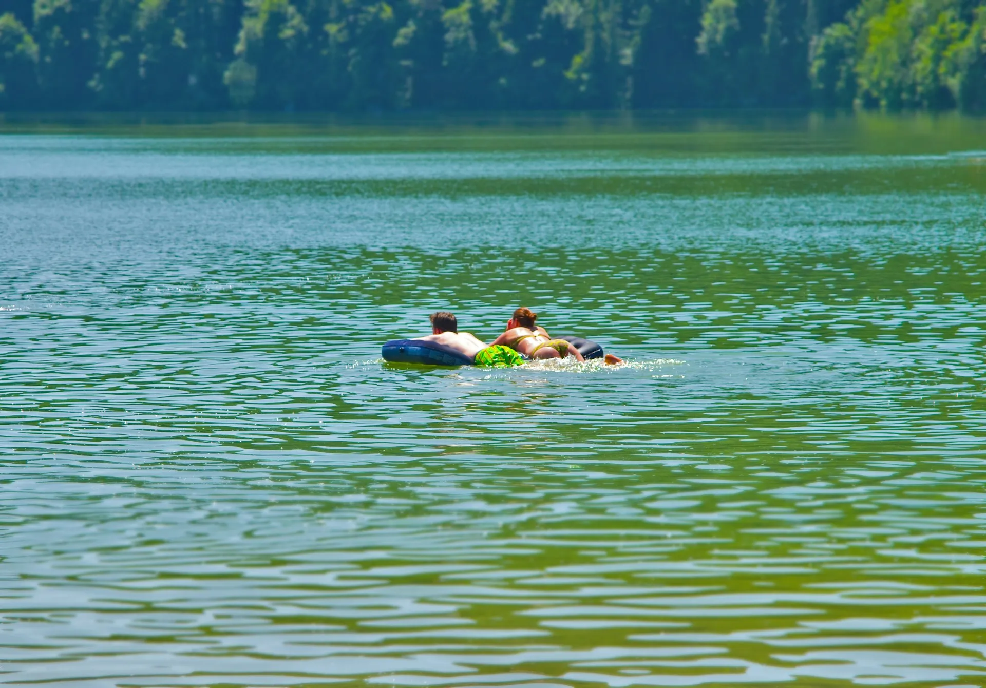Romantyczny weekend nad jeziorem – 5 pomysłów dla par